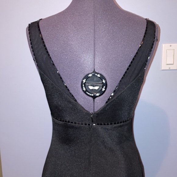 MAX AND CLEO stunning black fitted dress with low V-neck/back neck. Size 2. - Picture 5 of 12